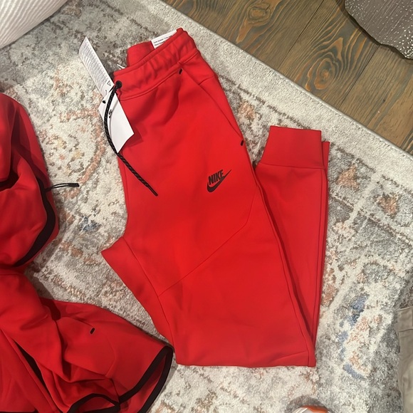 New with tags Nike tech suit - Picture 3 of 4